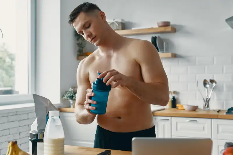 ¿Se puede mezclar creatina con proteína?